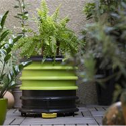 wormenbak in stadstuin wormenbak met plantendeksel in de stadstuin