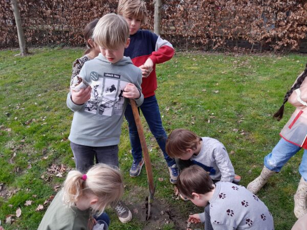 Kinderen op wormensafari tijdens de workshop